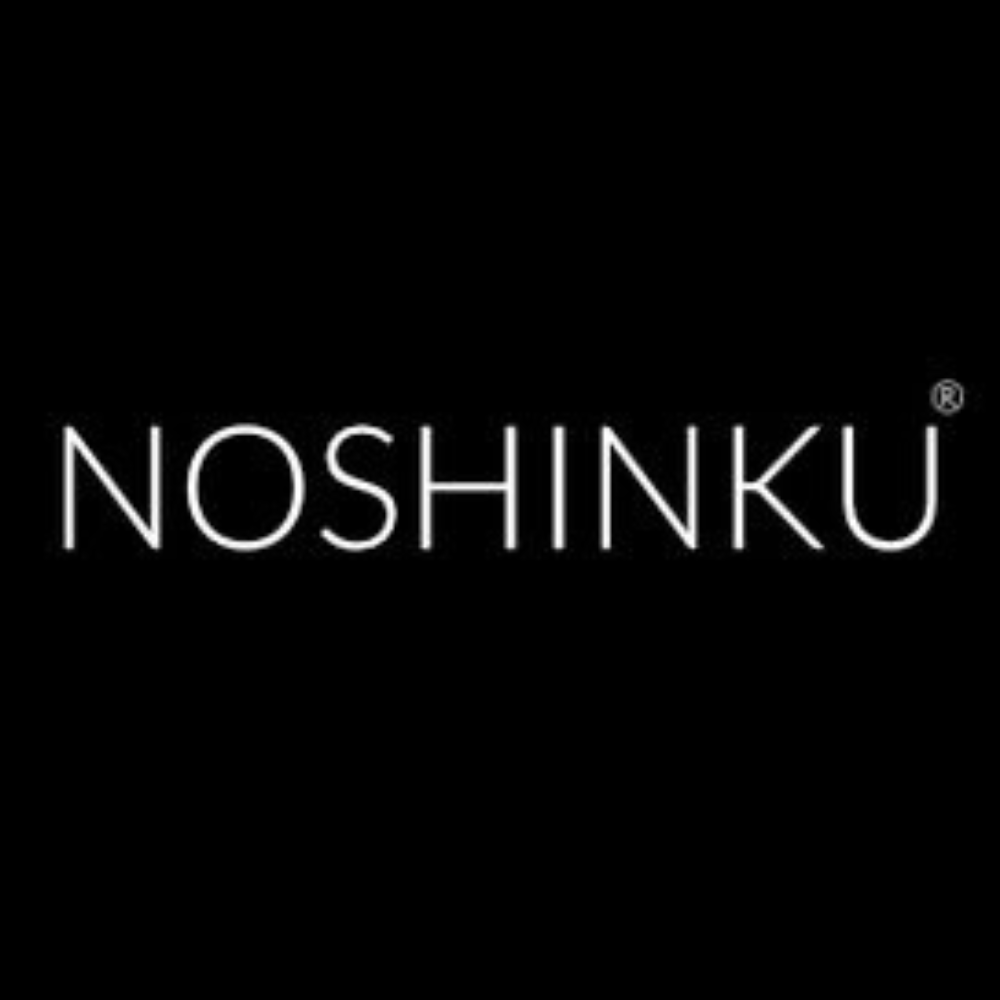 Logo marki Noshinku na czarnym tle, minimalistyczna identyfikacja marki premium tworzącej nawilżające płyny do dezynfekcji rąk.