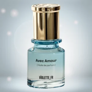 Flakon olejku perfumowanego Avec Amour (Huile de parfum) marki Violette_FR. Niewielka, szklana butelka z delikatnie niebieskawym odcieniem i złotą, błyszczącą nakrętką z grawerem. Produkt ustawiony na jasnym, miękko rozświetlonym tle, podkreślającym elegancki, minimalistyczny charakter.