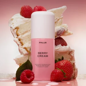 Phlur Berry Cream Hair & Body Fragrance Mist w otoczeniu truskawek i deserów – zapach gourmand, słodki i zmysłowy.