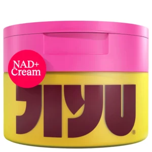 JiYu NAD+ Cream – różowo-żółty słoiczek kremu nawilżającego z logo JiYu na białym tle, koreański krem anti-aging 50 ml.