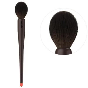 Pędzel do podkładu m.ph z gęstym, miękkim włosiem i ergonomiczną, ciemnobrązową rączką z czerwonym wykończeniem – packshot na jasnym tle.