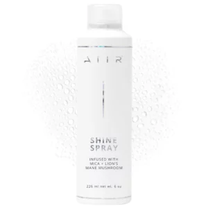AIIR Shine Spray na białym tle z kroplami wody, podkreślający lekkość formuły oraz efekt natychmiastowego blasku włosów.