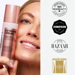 Modelka z promienną cerą trzymająca krem do twarzy InnBeauty Project Extreme Cream, obok zestaw logo nagród beauty 2025 (NewBeauty, Cosmopolitan, Bazaar, Marie Claire) podkreślających wyróżnienia produktu