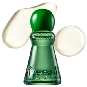 Produkt packshot – zielona szklana butelka olejku zapachowego na jasnym tle, eksponująca minimalistyczny design opakowania.