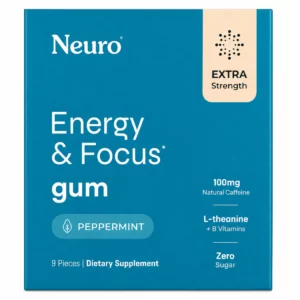 Minimalistyczny packshot opakowania Neuro Energy & Focus Gum Extra Strength na jasnym tle z widocznym oznaczeniem EXTRA Strength i smakiem peppermint.