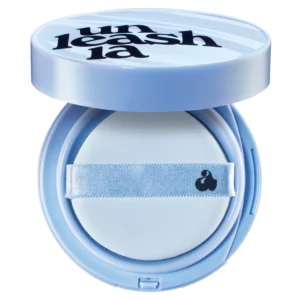 Sale 6 Zdjęcie przedstawia niebieskie i okrągłe opakowanie pudru w kompakcie Unleashia Babe Skin Baby Blue Cushion SPF 40.