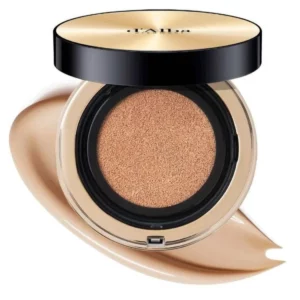Otwarty cushion d’Alba Glow Fit Serum Cover Cushion SPF 50 na tle rozlanej formuły podkładu, podkreślający kremową konsystencję i połysk.