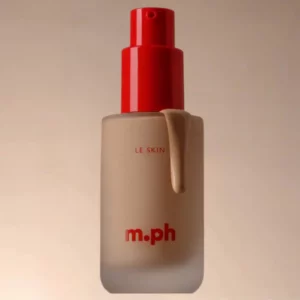 Butelka podkładu m·ph by Mary Phillips Le Skin Weightless Serum Foundation z czerwoną pompką, prezentowana na jasnym, neutralnym tle.