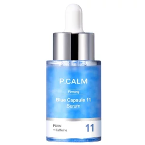 P.CALM Blue Capsule 11 Serum – kropla serum z niebieskimi kapsułkami PDRN aplikowana na skórę dłoni, intensywnie nawilżająca ampułka do pielęgnacji skóry.