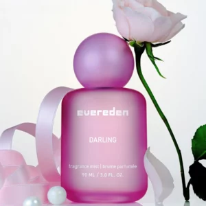 flakon perfum evereden darling fragrance mist 90 ml w pastelowym różowym opakowaniu z różą.