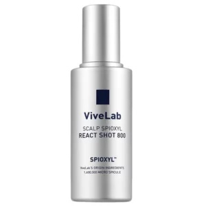 „Zbliżenie na butelkę ViveLab Scalp Spioxyl React Shot 800 z logo Spioxyl™ i informacją o mikronakłuwającej technologii wspierającej pielęgnację skóry głowy.”