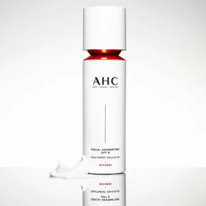 Butelka AHC Colla-Juvenation Lift 4 Treatment Emulsion na białym tle prezentująca produkt w eleganckiej formie.