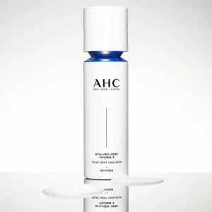 Start 49 Butelka AHC Hyaluro Deep Volume 5 Treatment Emulsion na jasnym tle z odbiciem, elegancki packshot produktu.