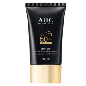 Krem AHC Masters Aqua Rich Sun Cream SPF50+ w czarnej tubce z złotą zakrętką na jasnym tle.