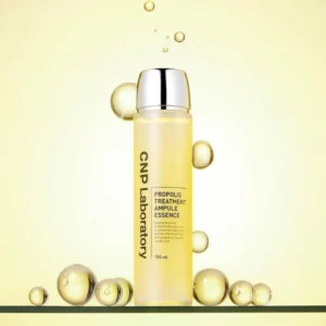 CNP Laboratory Propolis Treatment Ampule Essence 150 ml na jasnym tle z unoszącymi się kroplami, esencja z propolisem nadająca skórze blask.