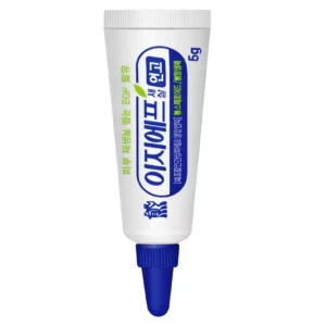 Biała tubka Easyef Saesal Ointment 5g z niebieską zakrętką ustawiona pionowo na białym tle, minimalistyczne zdjęcie produktowe.