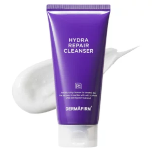 Opakowanie Dermafirm Hydra Repair Cleanser na białym tle z kremową pianą, delikatny żel oczyszczający o fizjologicznym pH przeznaczony do skóry wrażliwej.
