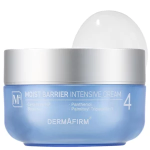 Na zdjęciu widoczny jest słoiczek kremu Dermafirm Moist Barrier Intensive Cream na jasnym tle. Minimalistyczny design opakowania podkreśla nowoczesny i profesjonalny charakter produktu.