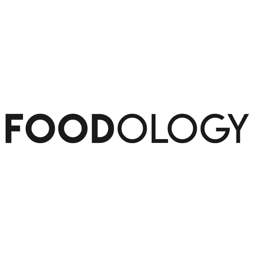 Logo FOODOLOGY – czarny napis „FOODOLOGY” w minimalistycznej, nowoczesnej typografii na jasnym tle.