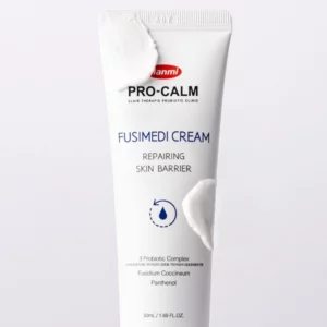Fusimedi repair cream – krem regenerujący barierę skóry z pantenolem i probiotykami, konsystencja produktu na tubce.