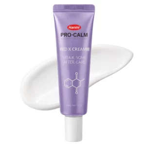 Fioletowa tubka kremu PRO-CALM Red X Cream ustawiona na jasnym tle z widoczną kremową teksturą produktu w tle.