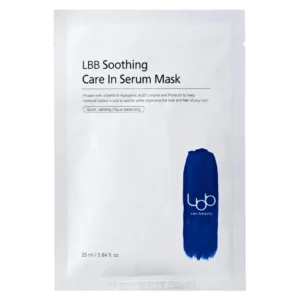 Opakowanie maski w płacie LBB Soothing Care In Serum Mask na jasnym tle; biała saszetka z minimalistycznym designem i niebieskim logo marki LBB.