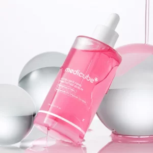 Butelka Medicube Ultra Light PDRN Pink Peptide Serum w różowej aranżacji z kroplą serum i dekoracyjnymi elementami na jasnym tle.