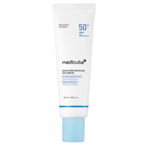 Biała tubka Medicube Zero Pore Moisture Sun Serum SPF 50+ PA++++ o niebieskiej zakrętce, ustawiona na białym tle.