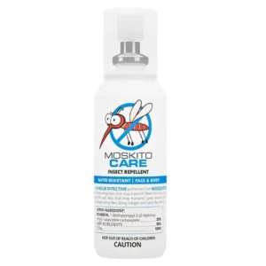 Na obrazku znajduje się biały spray odstraszający owady marki Moskito Care. Produkt jest w plastikowej butelce z dozownikiem na górze. Na etykiecie znajduje się rysunek komara w niebieskim okręgu z przekreśleniem, wskazujący na funkcję odstraszającą. Na etykiecie widnieje napis "Moskito Care Insect Repellent", "Water Resistant