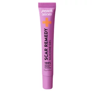 Różowa tubka Peach Slices Scar Remedy Silicone Gel przedstawiona na jasnym tle w formie zdjęcia produktowego.