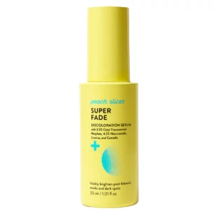 Minimalistyczne ujęcie żółtej butelki Peach Slices Super Fade Discoloration Serum na białym tle, pokazujące czysty design opakowania.