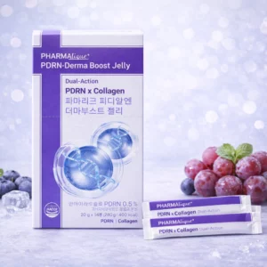 Opakowanie Pharmatique PDRN Derma Boost Jelly z saszetkami na chłodnym tle z owocami i lodem, prezentujące produkt.