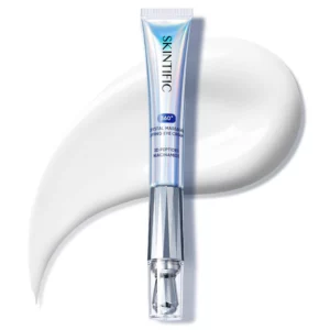 Opakowanie Skintific 360 Crystal Massager Lifting Eye Cream z metalowym aplikatorem na tle kremowej tekstury.