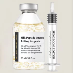 Ampułka Sungboon Editor Silk Peptide Intensive Lifting Ampoule 35 ml z widocznymi złotymi nićmi kolagenowymi oraz aplikator w formie strzykawki, produkt na białym tle.