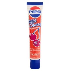 Tubka błyszczyka do ust Vacation x Pepsi Wild Cherry SPF 30 na jasnym tle. Produkt ma czerwono-niebieskie opakowanie z logo Pepsi i grafiką wiśni.