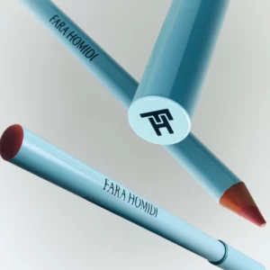 makeup 4 Zdjęcie trzech kredek do konturowania ust w turkusowym kolorze oraz widoczne logo marki z tyłu kredki, tło szare.