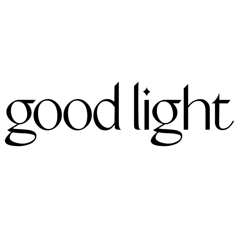 Good light logotyp tekstowy firmy na jasnym tle.