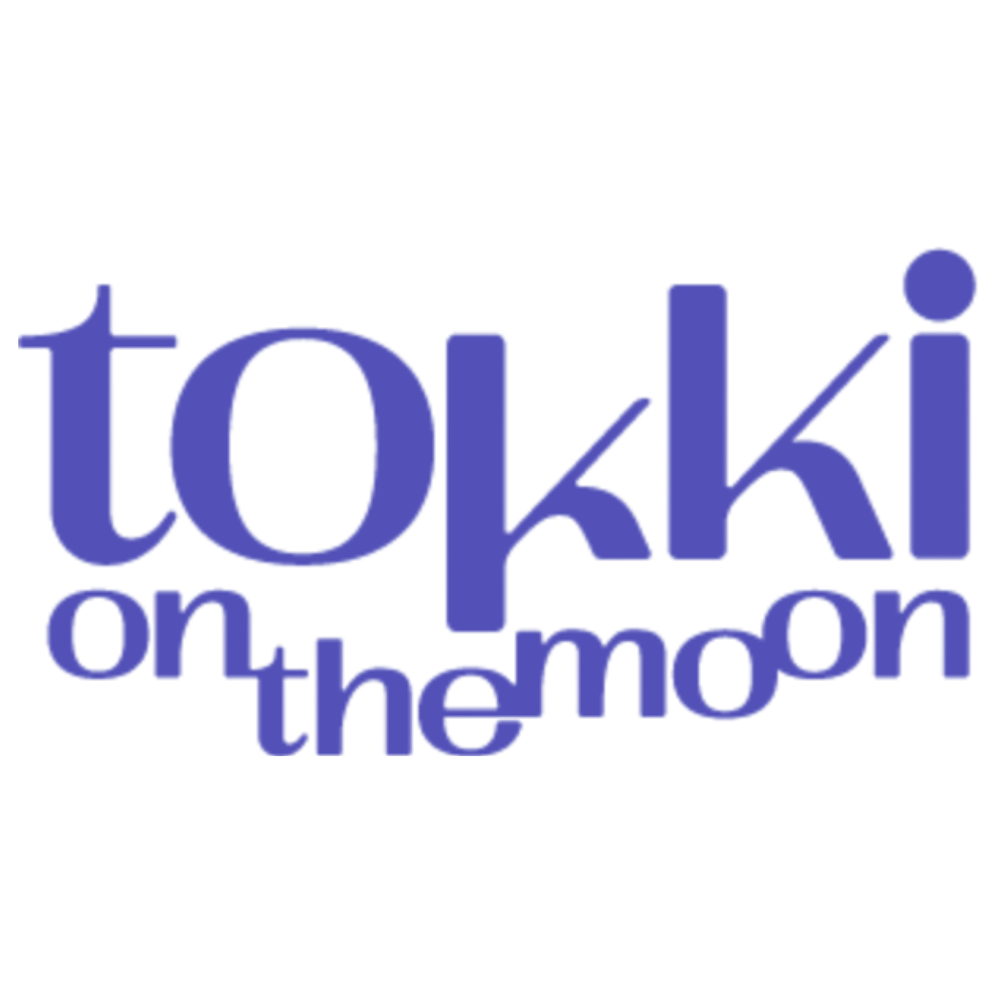 Tokki on the Moon logotyp na jednolitym tle.