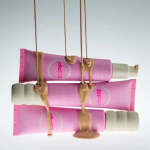the skinny confidential tinted sunscreen spf – krem z filtrem z kolorem i płynną konsystencją