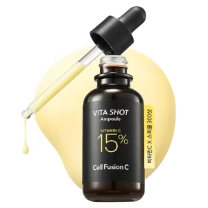 Packshot serum Cell Fusion C Vita Shot Ampoule 15% z pipetą i kroplą produktu na jasnym tle, prezentujący minimalistyczny design opakowania.