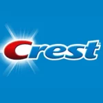 Logo marki Crest na niebieskim tle z czerwono-niebieską typografią i efektem świetlnego rozbłysku.