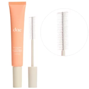 Dae Cactus Fruit 3-in-1 Styling Cream Desert Peach – tubka produktu oraz szczoteczka stylizująca na jasnym tle, zbliżenie na aplikator.