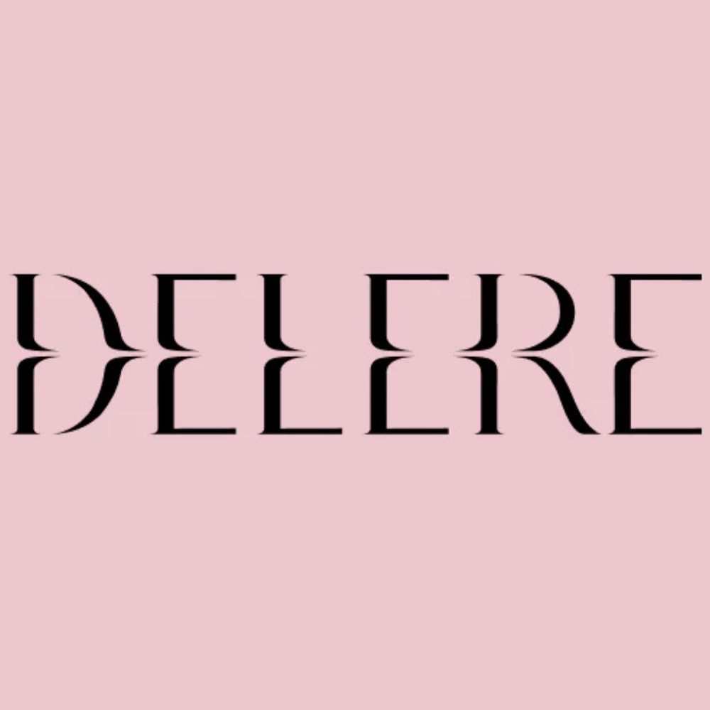 Logo marki Delere w eleganckiej, czarnej typografii na tle w odcieniu pudrowego różu.