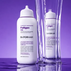 Dr.FORHAIR Folligen Silk – kuracja do włosów na fioletowym tle, efekt wygładzenia i odbicie produktu w wodzie