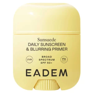 Jasnożółty sztyft do twarzy z filtrem SPF 50 marki EADEM, o zaokrąglonym, kompaktowym kształcie. Na opakowaniu widoczny napis „Daily Sunscreen & Blurring Primer”. Produkt stoi na neutralnym tle i ma matowe, minimalistyczne wykończenie.