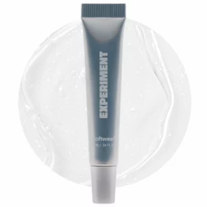 Experiment Softwear Lip Treatment na tle żelowej tekstury nawilżający balsam do ust.