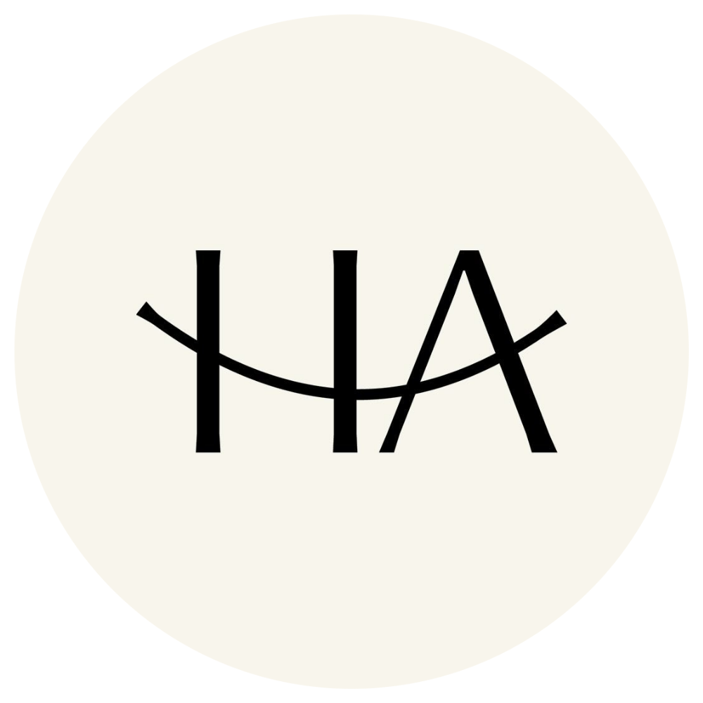 Logo marki Happy Aging w czarnej, minimalistycznej typografii z liniowym elementem na jasnym, okrągłym tle.