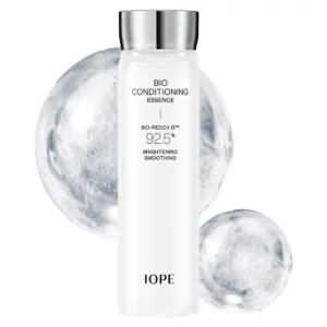 IOPE Bio Conditioning Essence 92.5% Bio-Redox – esencja do twarzy na tle transparentnych kul, czysty packshot.