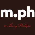 Logo marki m.ph by Mary Phillips w białej typografii na ciemnym tle z czerwonym, eleganckim podpisem.