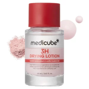Szklana butelka Medicube 3H Drying Lotion z czerwonym korkiem na jasnym tle, obok rozsypany różowy puder kalaminowy.